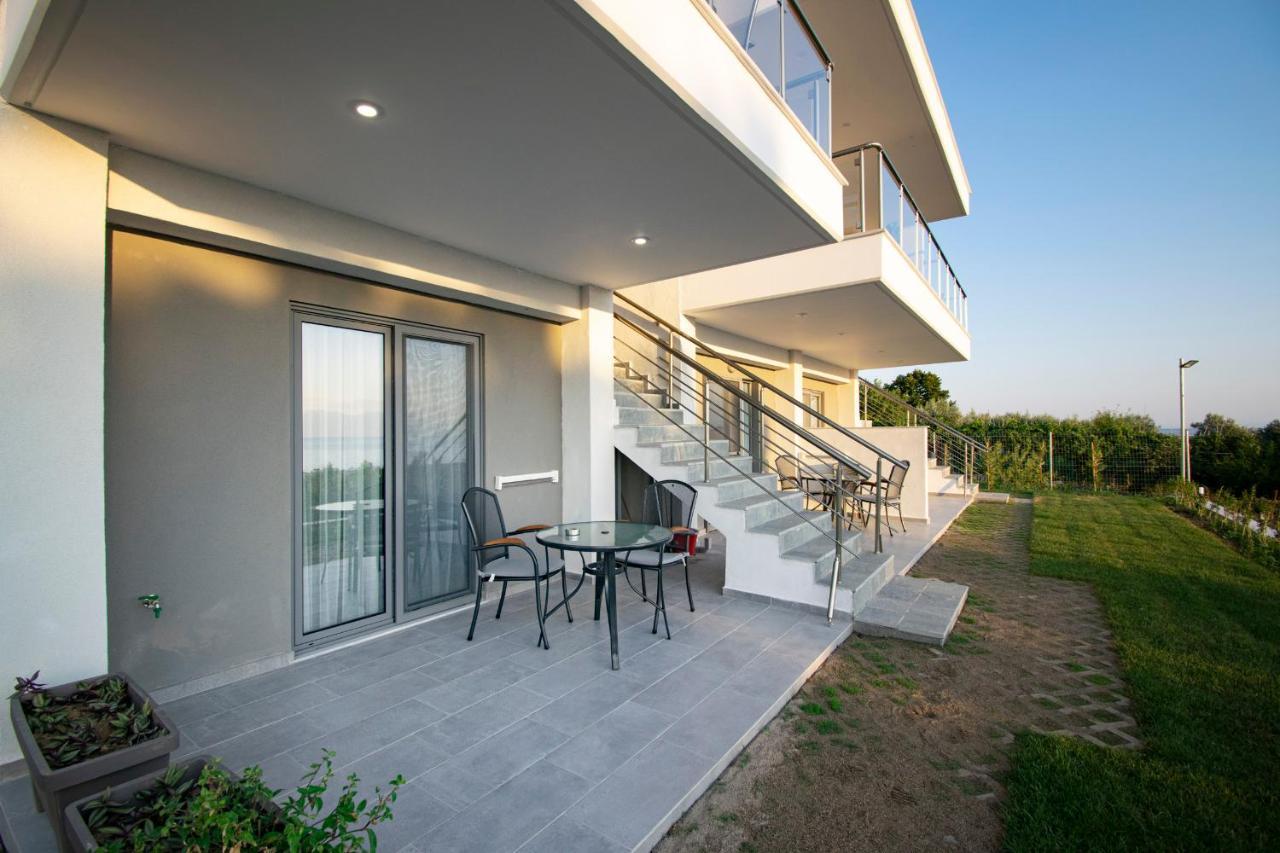 Heraclea Luxury Suites Nea Iraklia Exterior foto